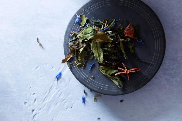 Shop luxury white loose leaf tea blends by BELLOCQ and elevate your everyday rituals. Free U.S. shipping available.