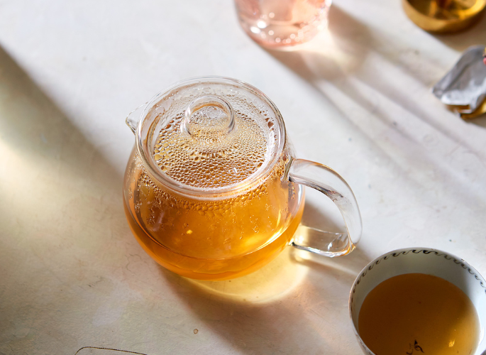 This heat resistant glass teapot includes an infuser and integrates harmoniously into any scene. 